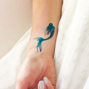 tatuaje acurela de sirena