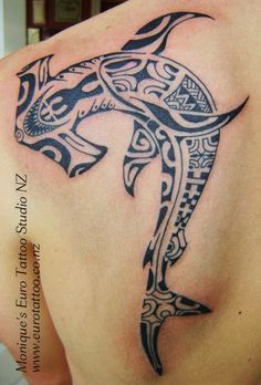 tatuaje de tiburon martillo maori