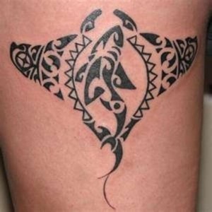 tatuaje maori de manta y tiburon