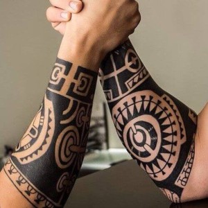 tatuajes maories de brazaletes